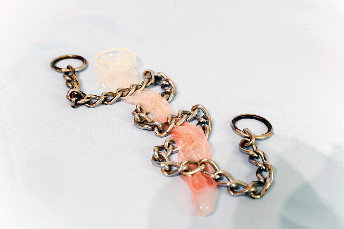 مردها زیر فشار تخت خواب