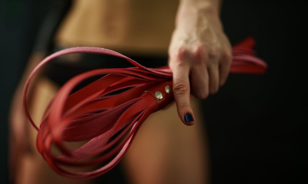 چگونه دامیننت حرفه ای باشیم؟ میسترس با شلاق