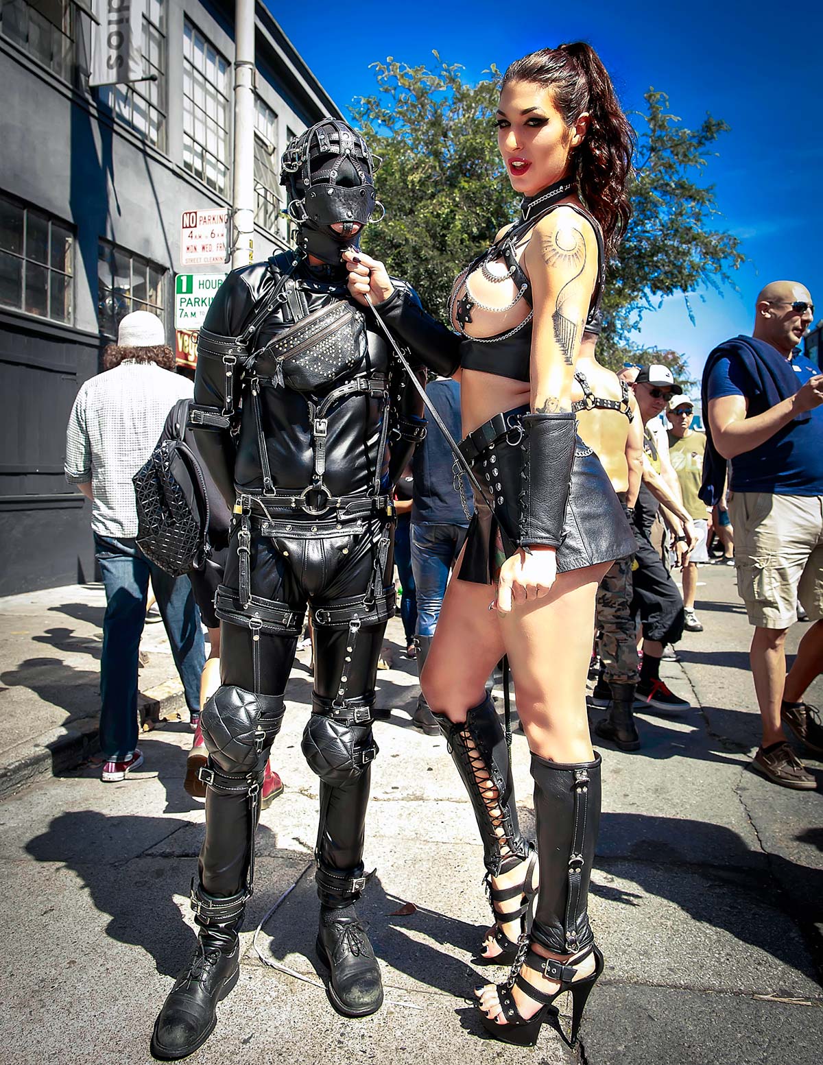 تحقیر مازوخیست توسط میسترس در محل عمومی