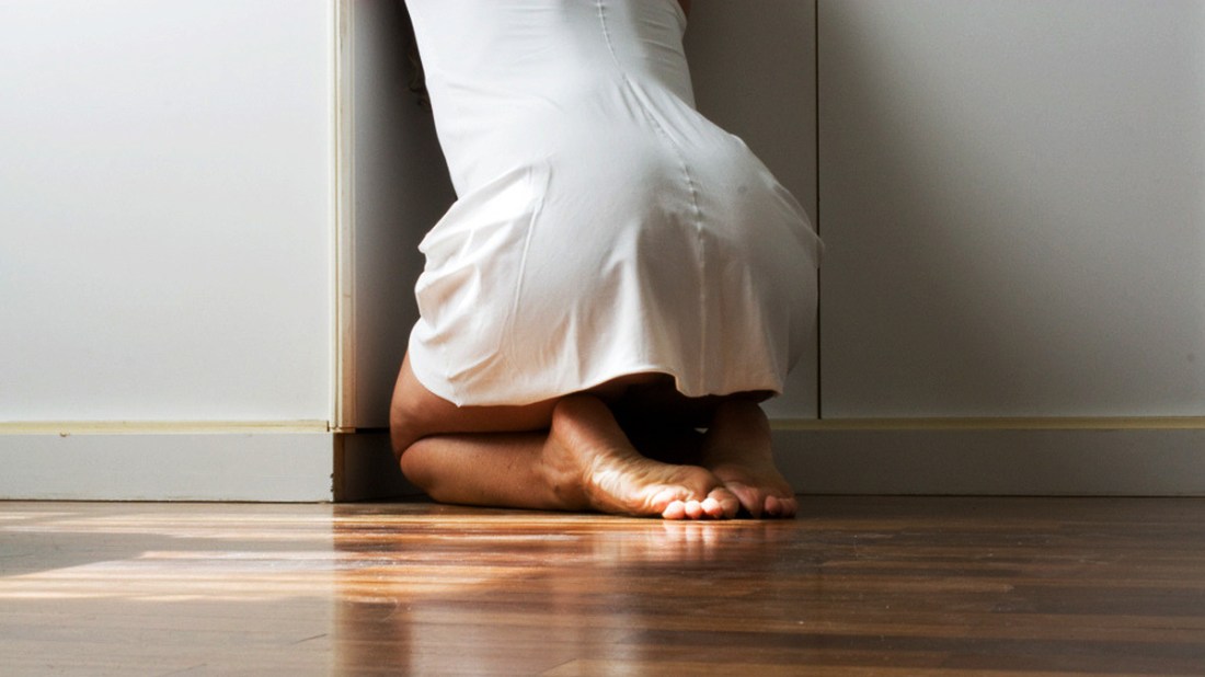 تنبیه اسلیو و برده گوشه دیوار اتاق