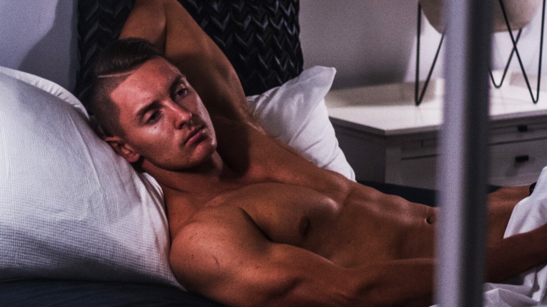 مردها زیر فشار تخت خواب