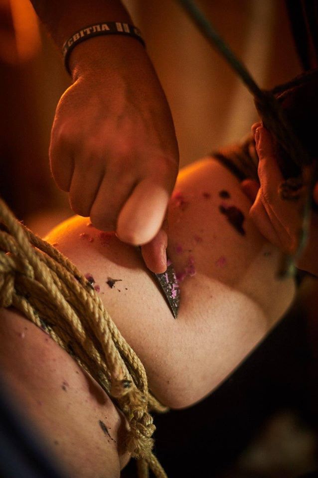 پاک کردن شمع از روی بدن