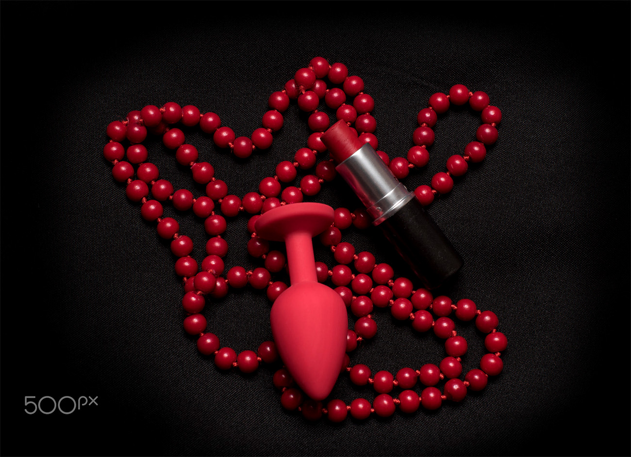 بات پلاگ با ماتیک قرمز و زنجیر