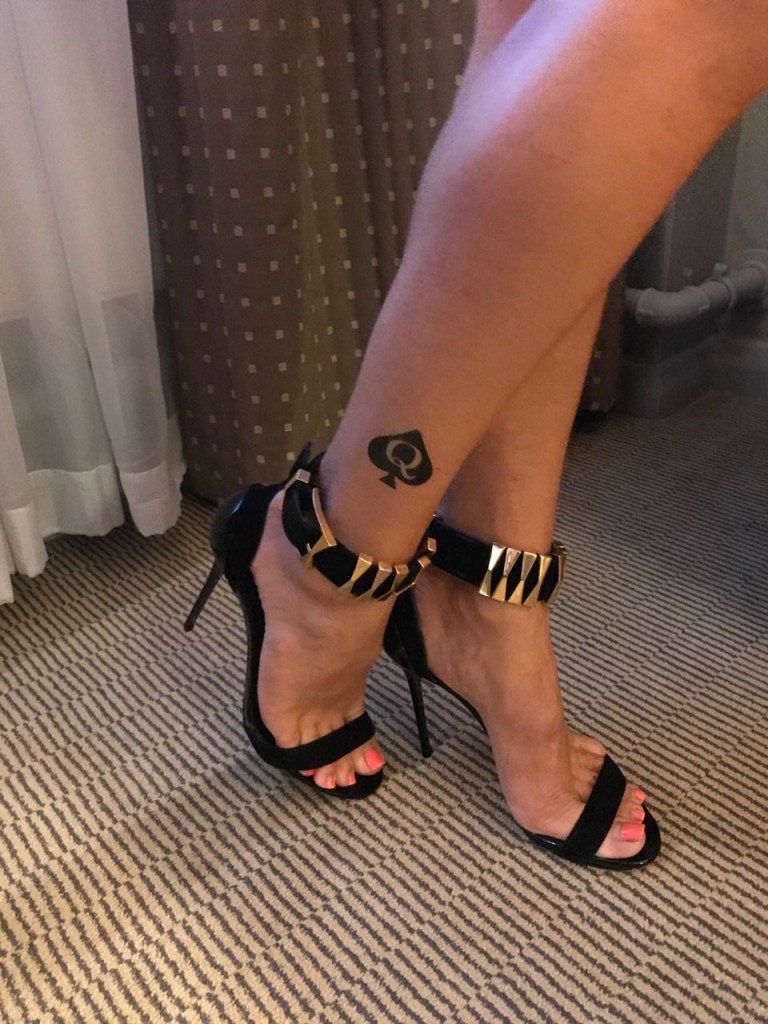 نماد بی بی پیک ♠Q نشان هات وایف و خانمی است که با مردان دیگر می‌خوابد.