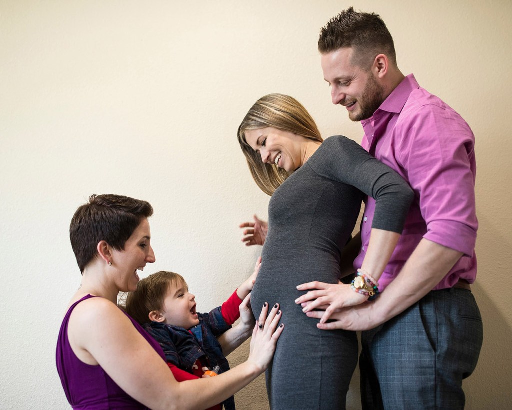 یک خانواده چند همسری مدرن و باردار